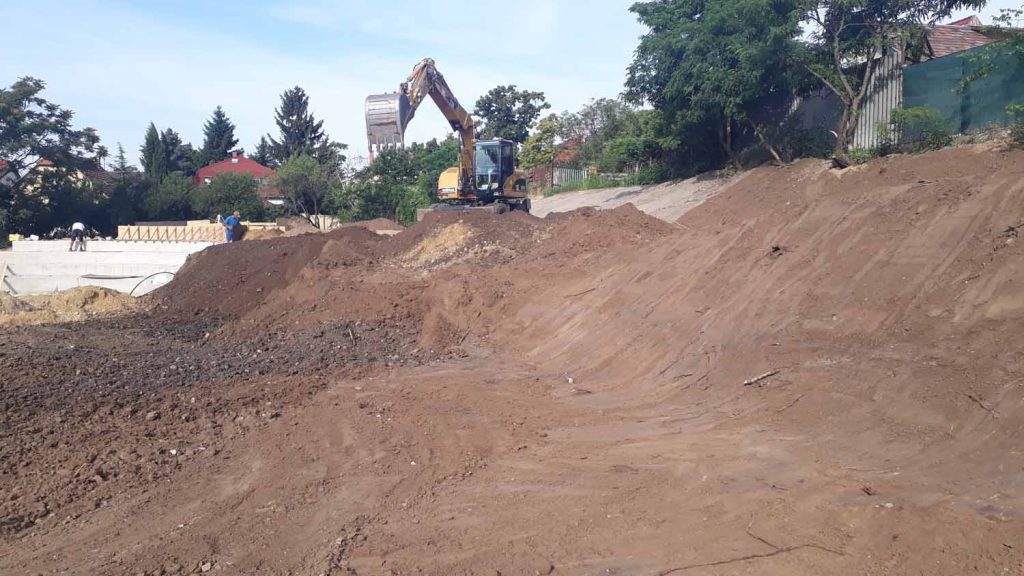 Gépi földmunka és rézsű készítés