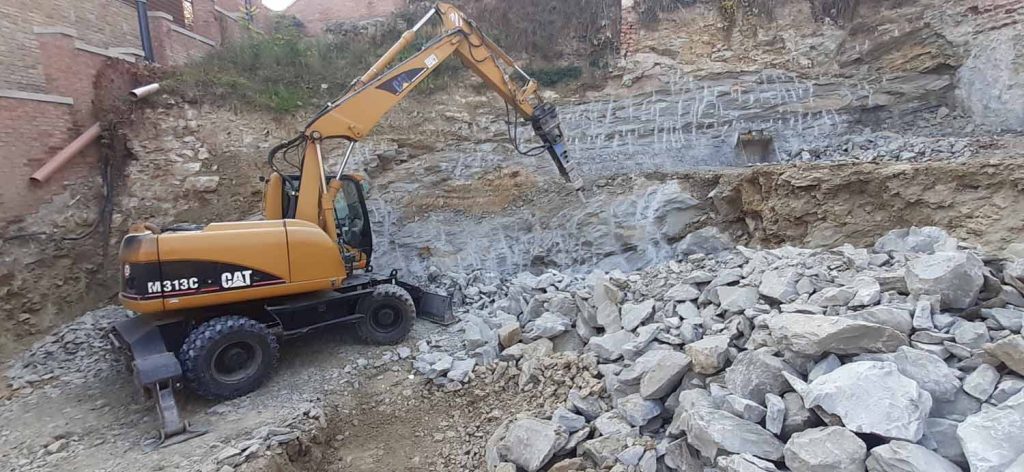 Gépi földmunka és törőfejezés