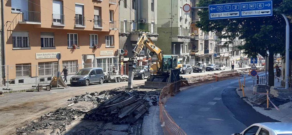 Gépi földmunka és villamossín bontás