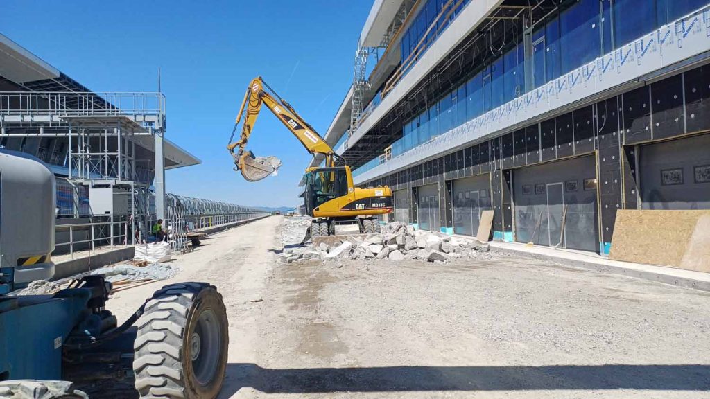 Hungaroring boxutca aljzat bontás - gépi földmunka