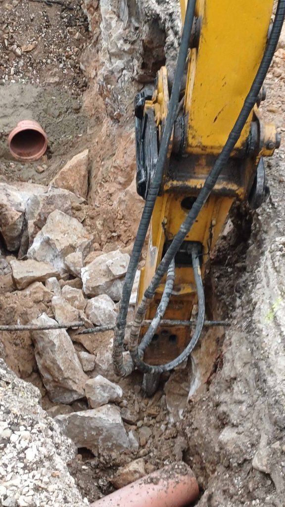 csatornaépítés sziklás talajba