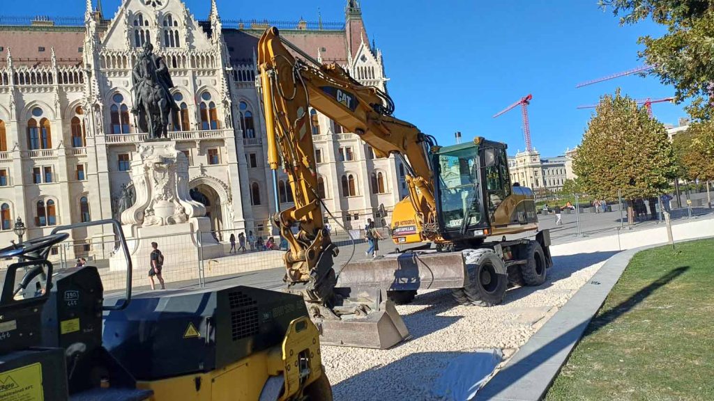 Budapest. Parlament körül sétány felújítás - 2025